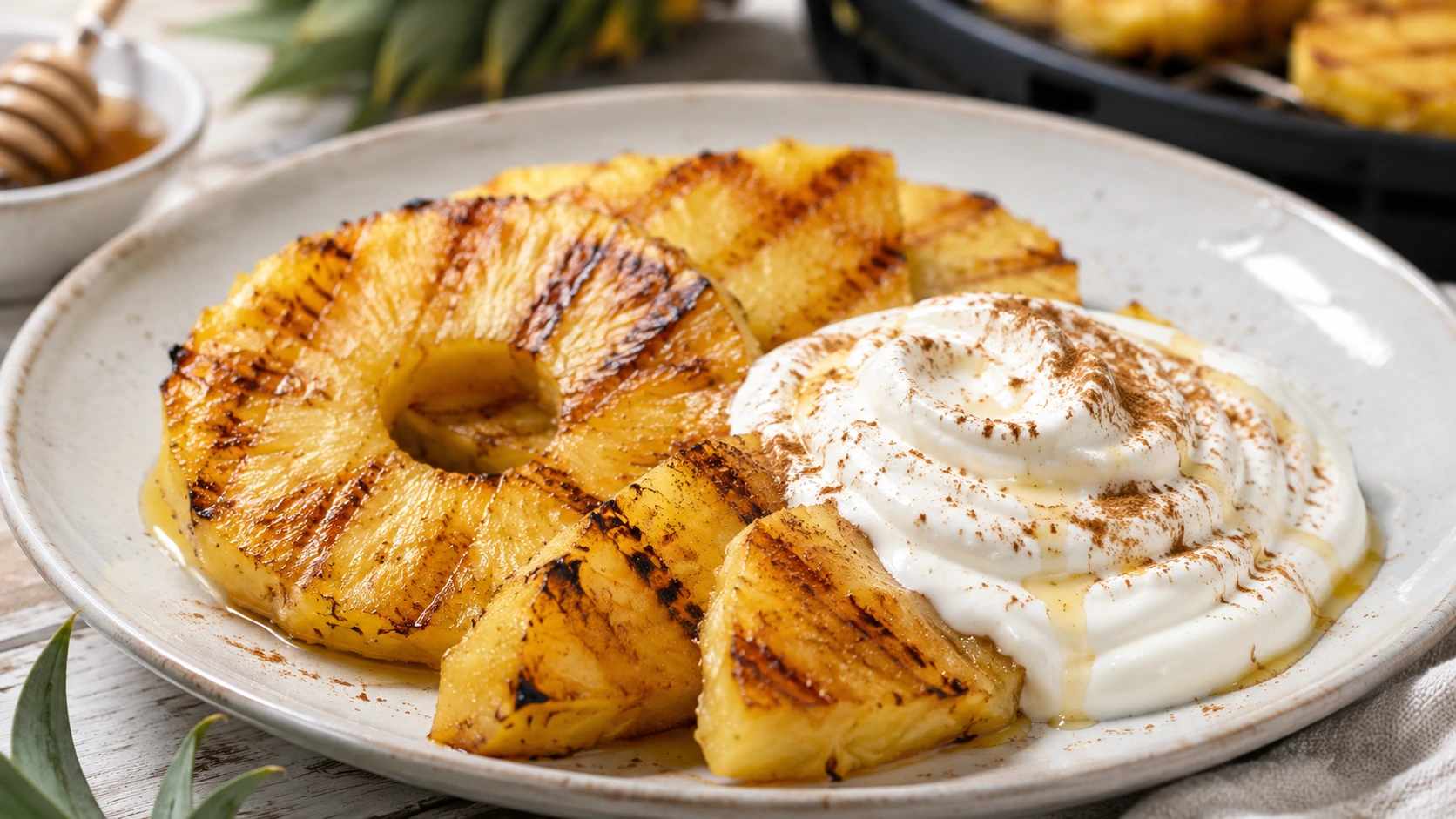 Ananas på grill med kanel og yoghurt